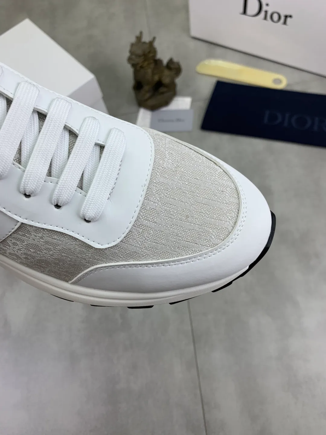 Men's shoes 💰P420 New Dior Chrono 2025 new product B30 series, in white and black fly woven series, decorated with computer-printed CD logo on both sides, star patch on the tongue and Dior logo on the heel, many details highlight the style. The interior is matched with the original color matching mesh, and the interior of the body is supported by low-temperature shaping sheets, and is filled with light feather cotton to keep the interior full and soft against the feet. The exclusive open-molded outsole adopts a one-piece molding process, so there is no need to worry about problems such as the opening and falling of sole decorative accessories. It is light and comfortable to wear, yet strong and wear-resistant. The two-color shoelaces are accessorized with exquisite metal five-pointed star pendants, creating a high-end, trendy and casual look at all times. Color: white black blue code number: 38-44 (45 customized)